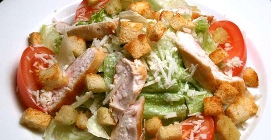 Салат Цезарь с курицей копченой