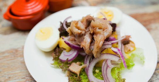 Картофельный салат с копченой рыбой и свеклой