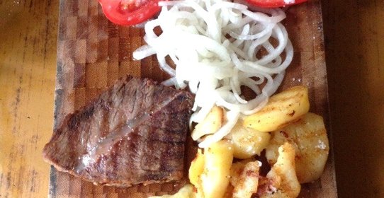 Вареное мясо с горчицей и овощами