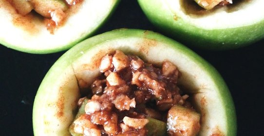 Запеченные яблоки с медом и орехами