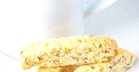 Бискотти с пармезаном, базиликом и кедровыми орехами