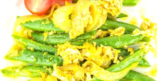 Стручковая фасоль с яйцом и помидорами
