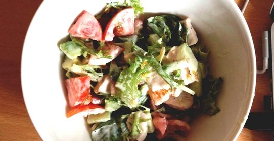 Овощной салат с курицей, мандаринами и авокадо