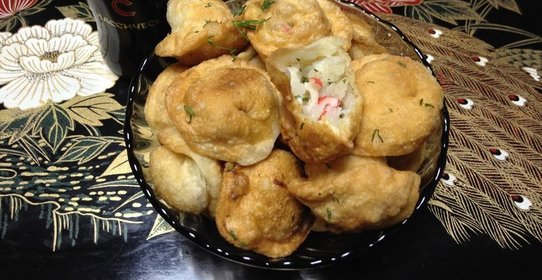 Жареные пельмени с рисом и крабовыми палочками