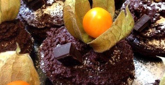 Шоколадные капкейки с физалисом