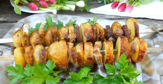 Шашлык из молодого картофеля и сала