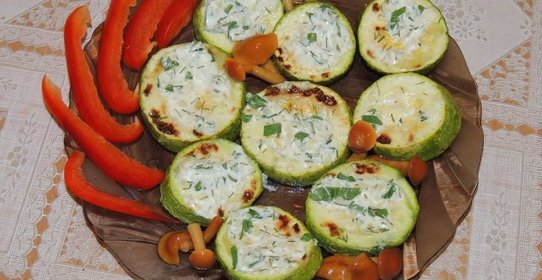 Кабачки запеченные в духовке со сметанно-чесночным соусом