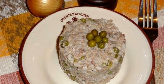 Простой салат с консервами рыбными