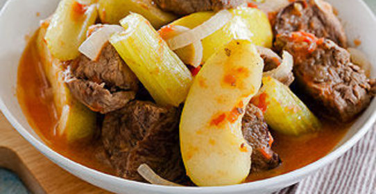 Говядина с сельдереем и яблоками в мультиварке