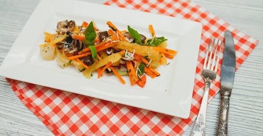 Салат с осьминогами и оливками