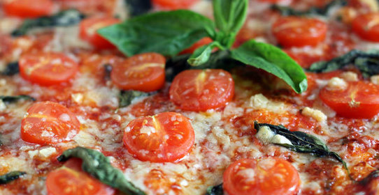 Пицца с помидорами черри и базиликом