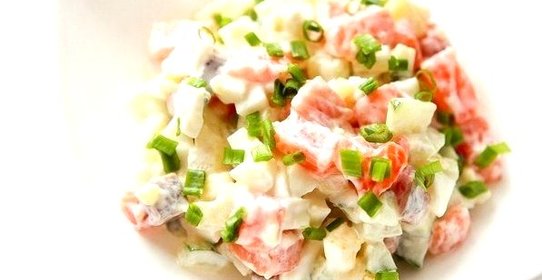 Салат с семгой и перепелиными яйцами