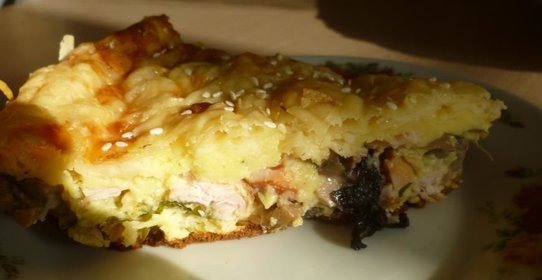 Пирог-сметанник с копченой курицей, грибами и зеленью