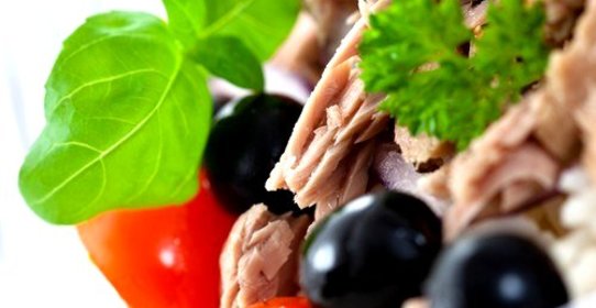 Салат из анчоусов с оливками, маслинами и зеленью