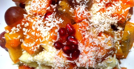 Зимний фруктовый салат с медом и кокосом