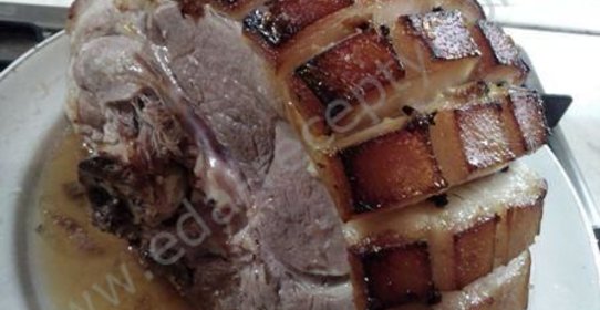 Запеченный свиной окорок в духовке с медовой корочкой