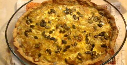 Луковый пирог с тыквенными семечками