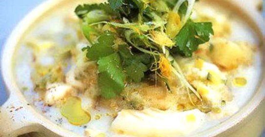 Треска с луком и смородиной