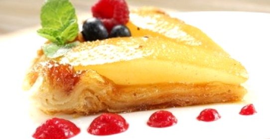 Пирог из слоеного теста с грушами