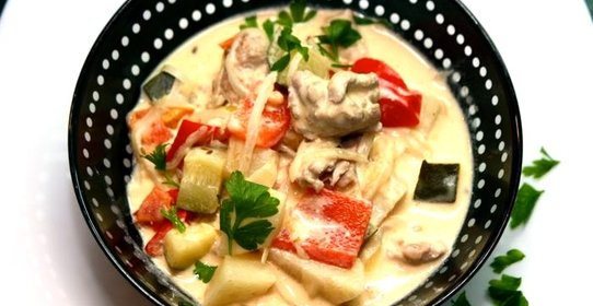 Гуляш в сметанном соусе