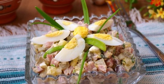 Салат с ветчиной,яйцами и маринованными грибами