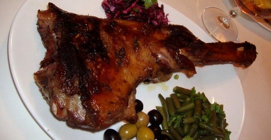 Запеченая баранина с чесноком и орегано