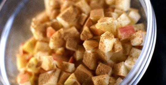 Яблоки с корицей и орехами для блинчиков или штруделя