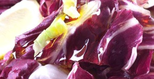 Салат из радиккьо и пекинской капусты с медовой заправкой