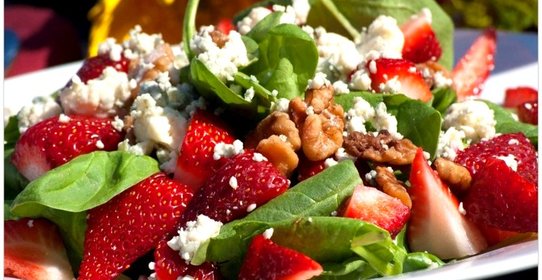 Шпинат с клубникой и орехами