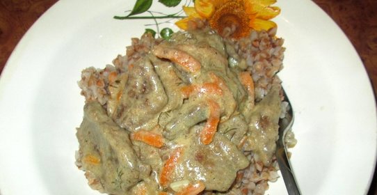 Свинина со сметаной на сковороде