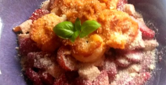 Салат из королевских креветок с клубникой