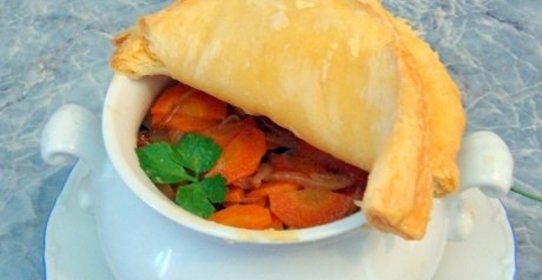 Говядина с черносливом в горшочке