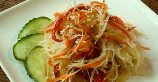 Салат из рисовой лапши по-корейски