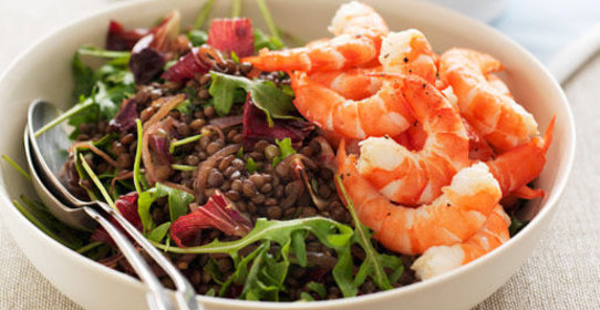 Теплый салат из чечевицы с креветками