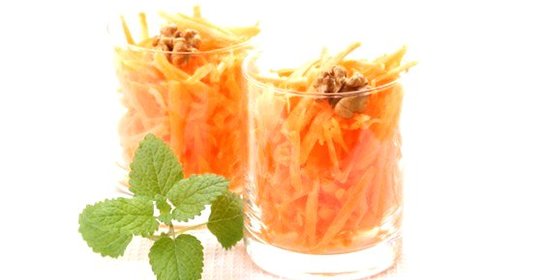 Салат из тертой моркови с вареньем и орехами