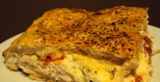 Закрытая пицца с курицей и брокколи