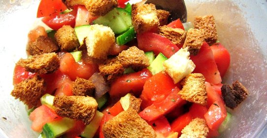 Овощной салат с гренками и уксусной заправкой