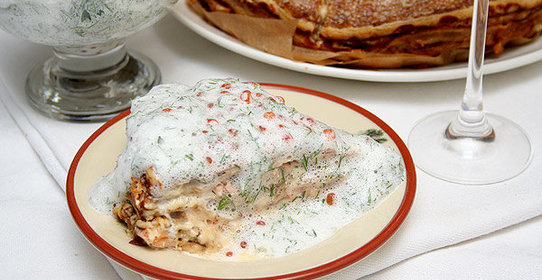 Блинный пирог с лососем