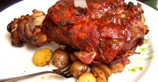 Свиная рулька в пиве с отварным картофелем