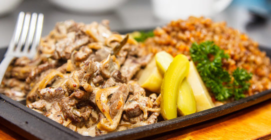 Бефстроганов с гречневой кашей