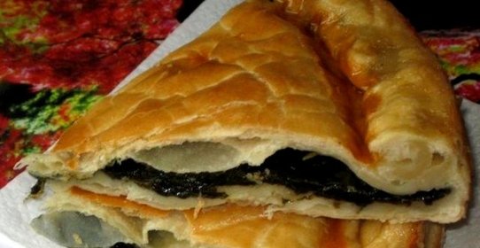 Пирог со щавелем из слоеного теста