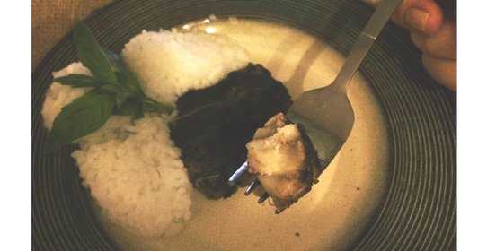 Филе рыбы на пару с прованскими травами, обернутое в листья базилика