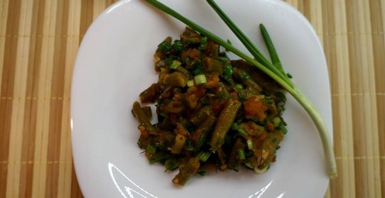 Стручковая фасоль с помидорами и зеленью