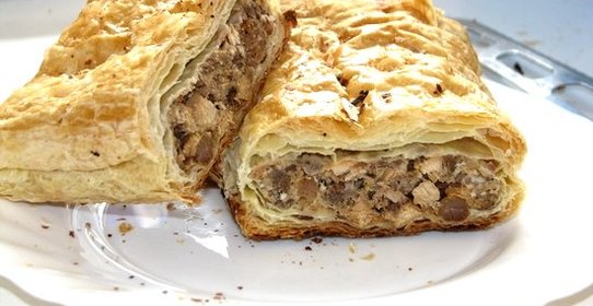 Рулет из слоеного бездрожжевого теста