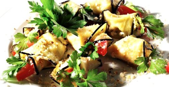 Рулеты из баклажанов с вялеными томатами, прошутто и моцареллой