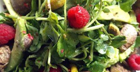 Салат с печенью, авокадо, малиной и фисташками