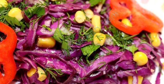 Салат из краснокочанной капусты с кукурузой