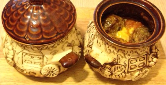 Острые котлеты с кумином, запеченые в горшочках с картофелем