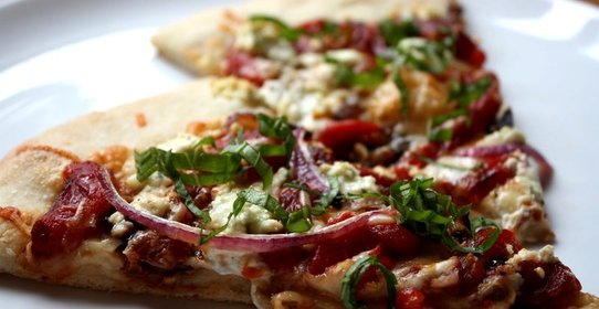 Пицца с луком и колбасой