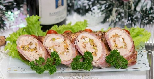 Куриный рулет с абрикосами и беконом